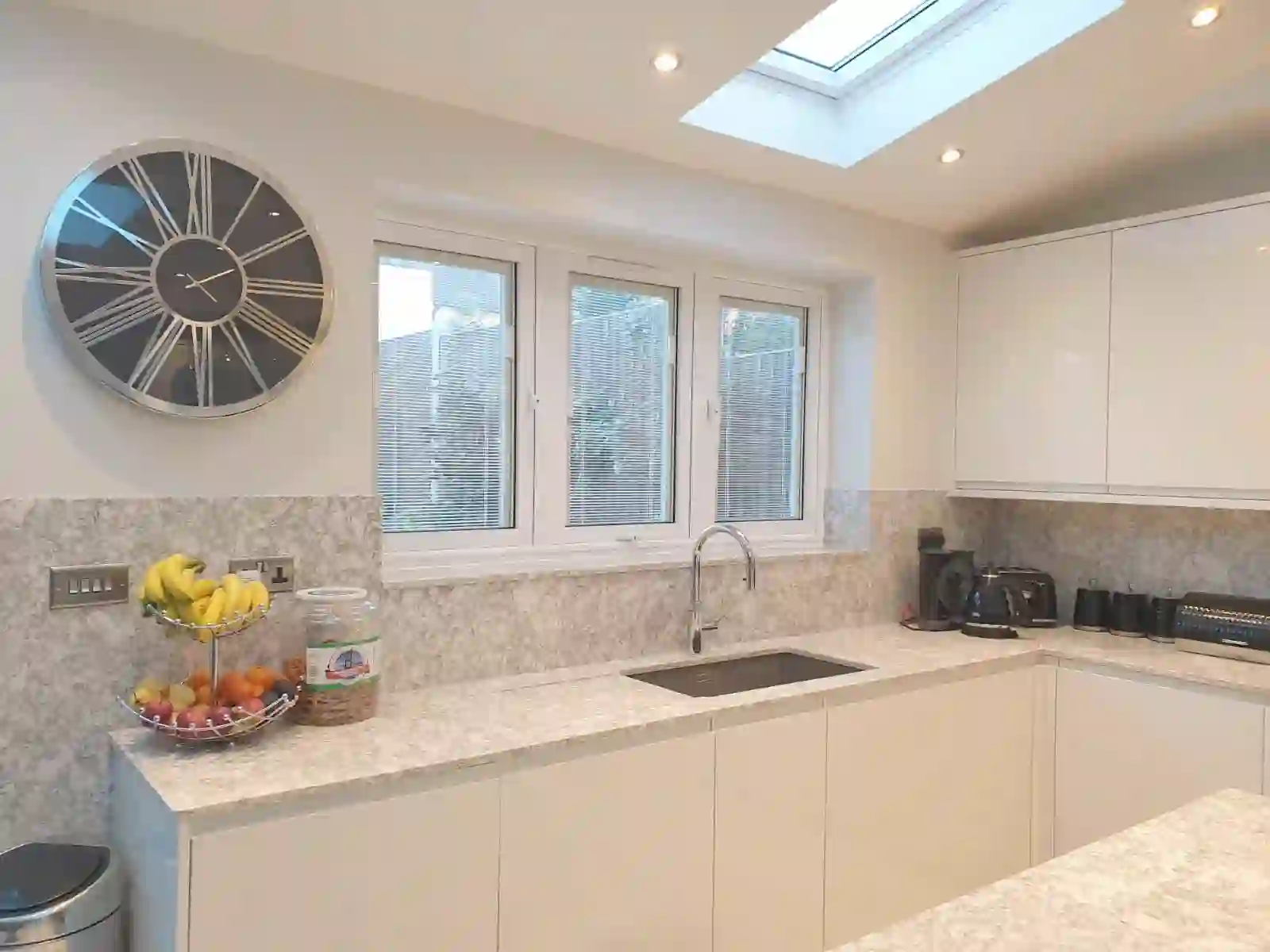 Integral glass blinds fitted between window panes